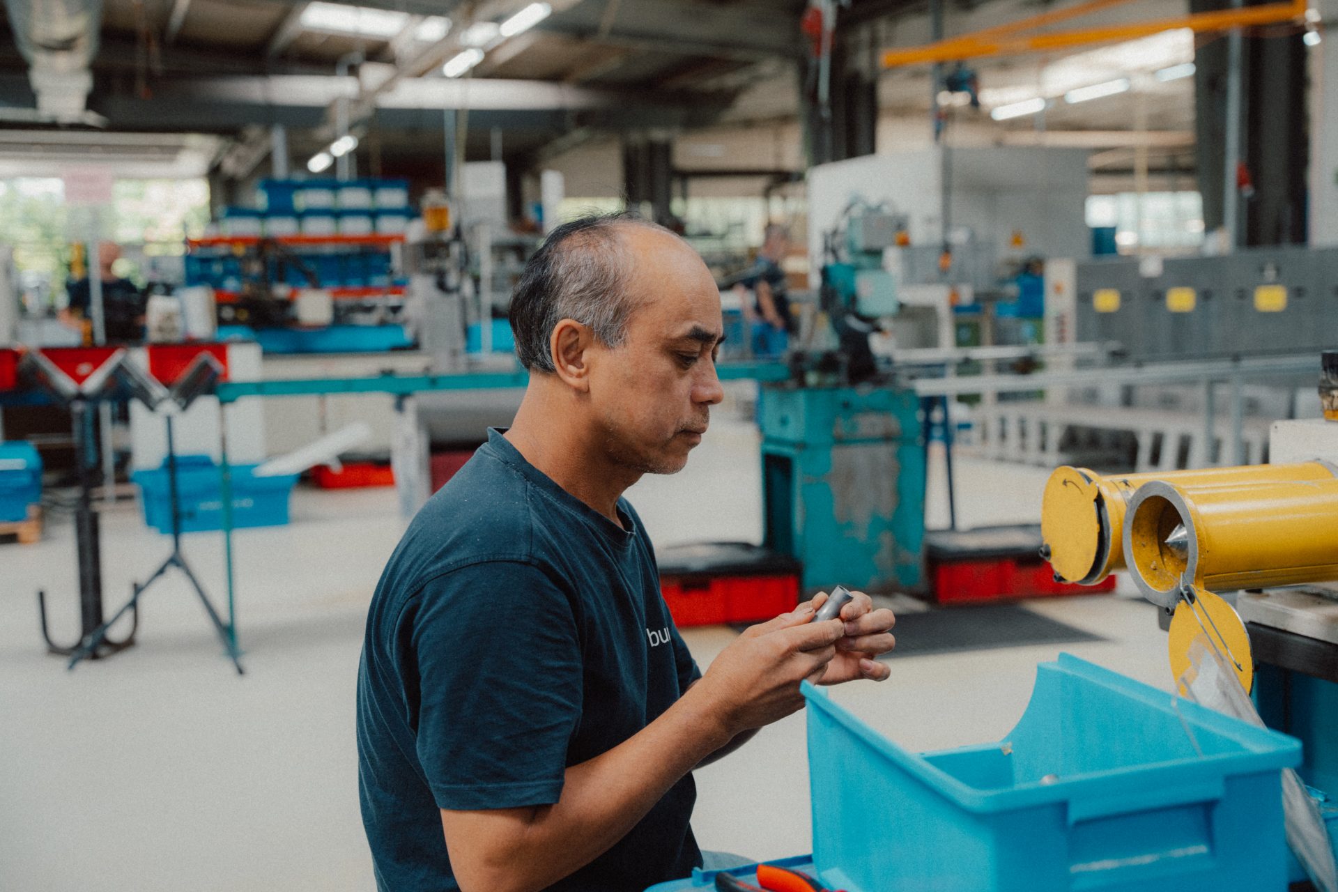 Mitarbeiter arbeitet an Werkstück in der Produktion